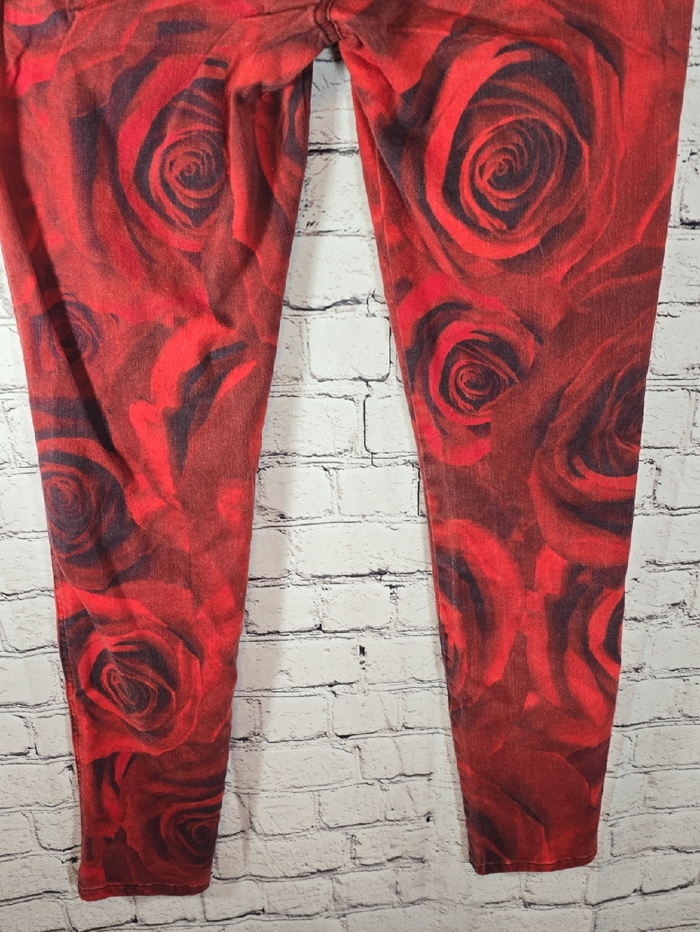 Alice + Olivia Red and Black Floral Low-Rise Jeans Size 8 - Picture 11 of 14